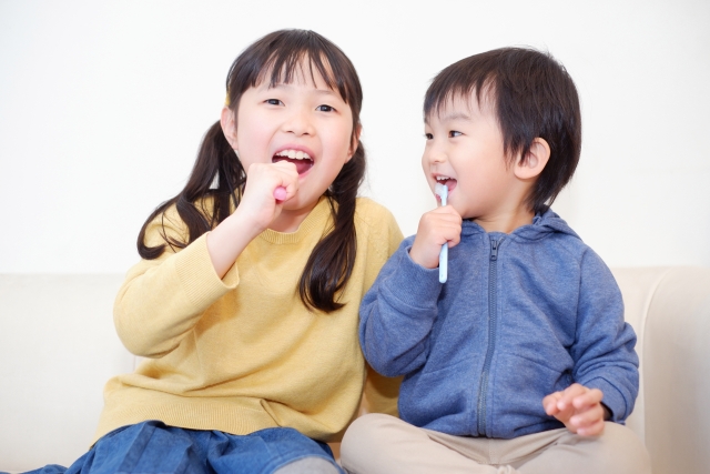 歯磨きをする2人の子供