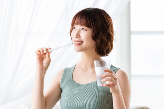 歯磨きをする女性